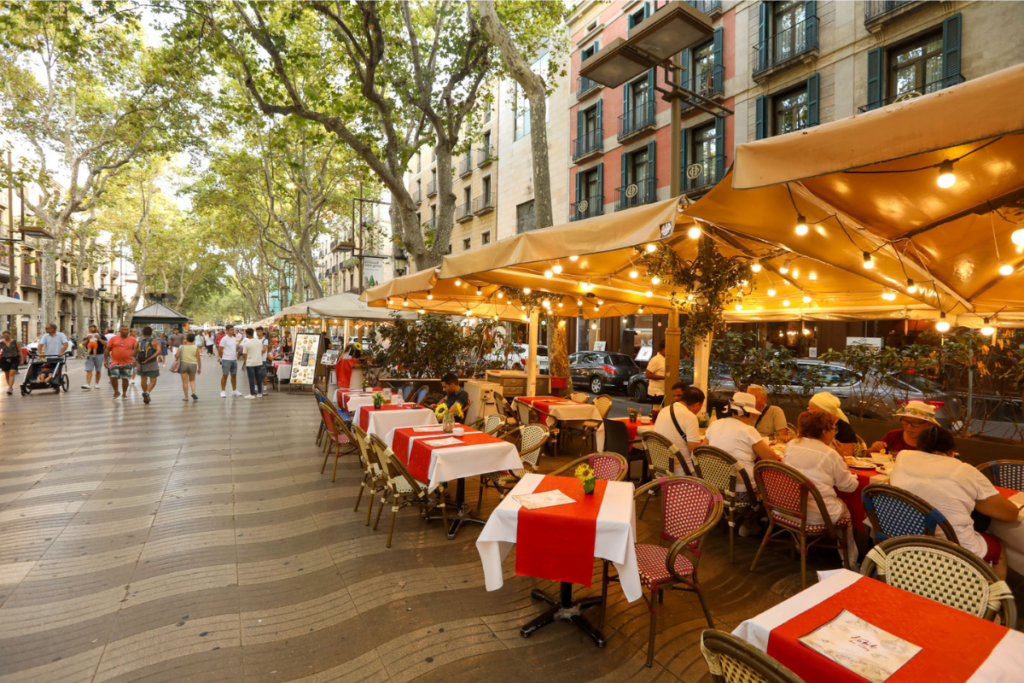 Descubra os Encantos de Barcelona: Las Ramblas, vibrante boulevard, repleta de lojas, cafés, artistas de rua, é a alma pulsante de Barcelona.