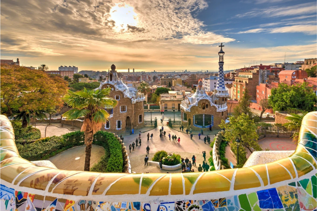 Descubra os Encantos de Barcelona: O Parque Güell encanta com suas formas onduladas, mosaicos coloridos e a famosa salamandra, perfeita para fotos incríveis.