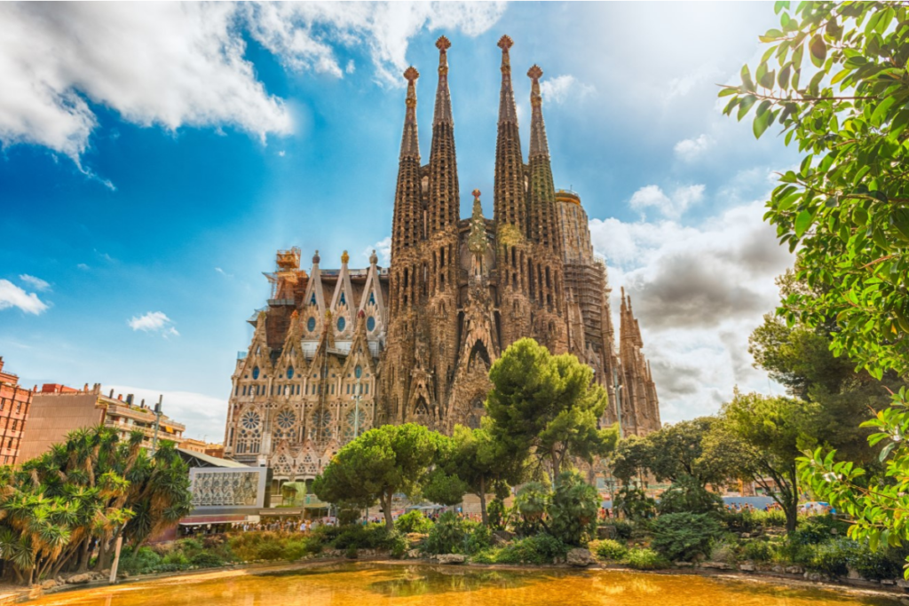 Descubra os Encantos de Barcelona: A icônica Sagrada Família, obra-prima inacabada de Gaudí, fascina turistas com sua arquitetura impressionante e detalhes deslumbrantes.