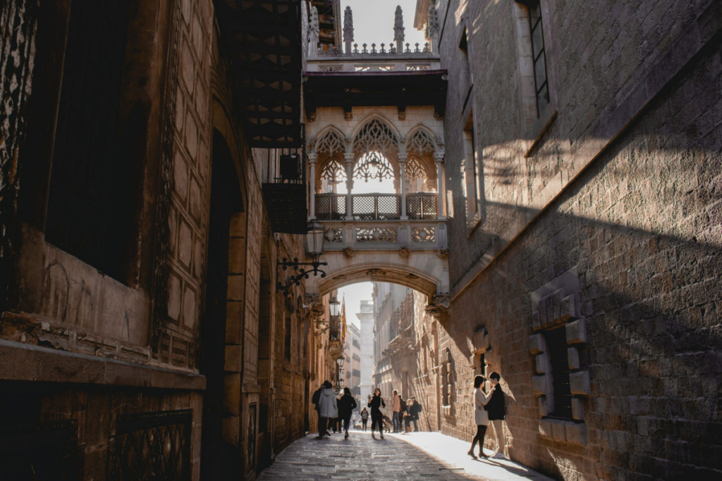 Descubra os Encantos de Barcelona: O Bairro Gótico é uma charmosa viagem no tempo, com ruas estreitas, praças escondidas e atmosfera medieval única.