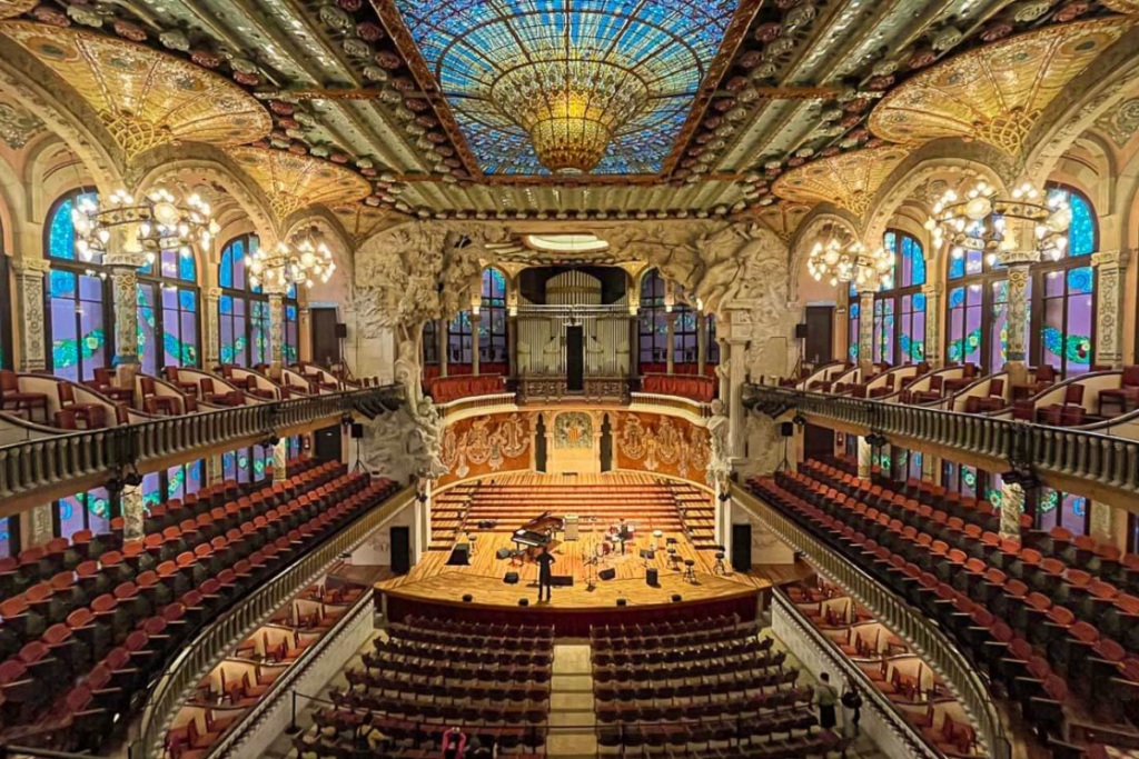 Descubra os Encantos de Barcelona: O Palácio da Música Catalã é uma joia modernista, com um interior de tirar o fôlego e vidraças coloridas.