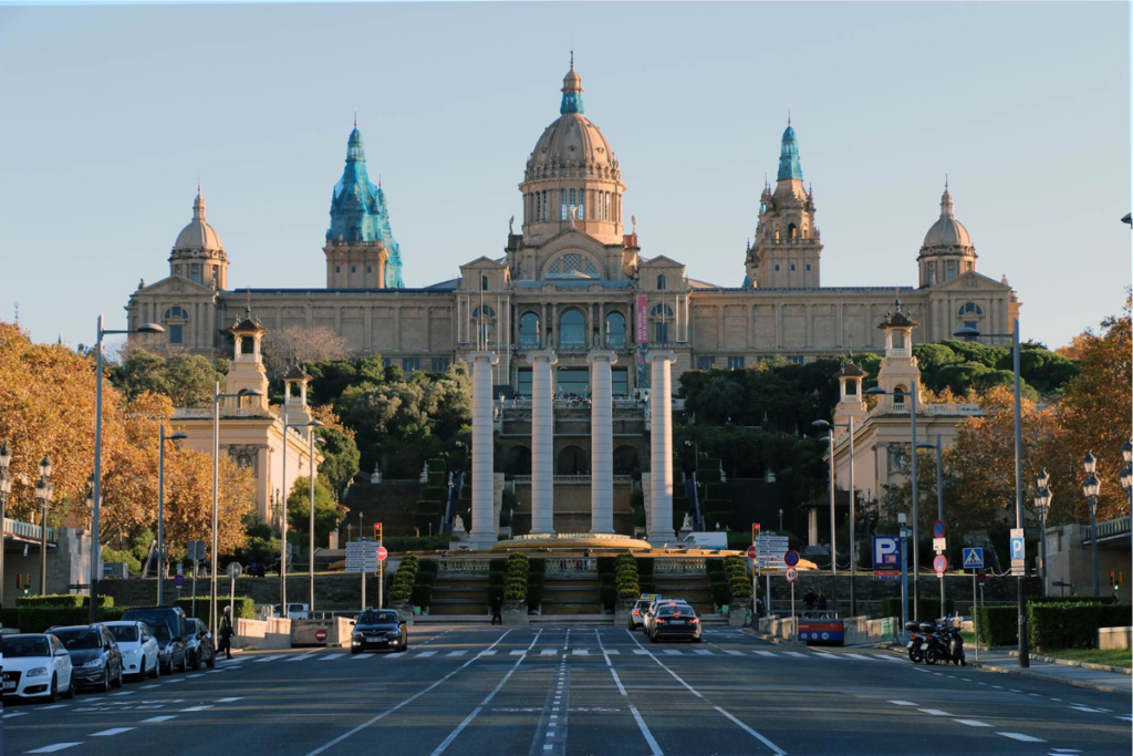 Montjuïc oferece vistas panorâmicas, Castelo de Montjuïc, jardins belíssimos e instalações olímpicas, combinando lazer e história.