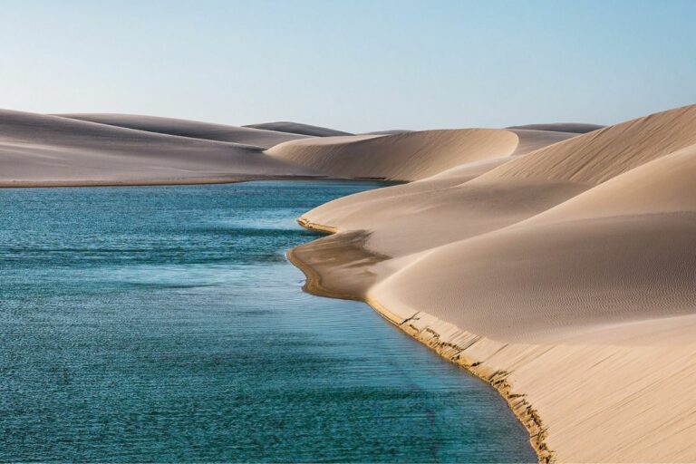 Lagoas cristalinas entre dunas vastas no encantador Lençóis Maranhenses.