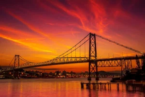 Descubra as melhores atividades em Florianópolis, desde explorar praias paradisíacas e trilhas deslumbrantes até aproveitar a vibrante vida noturna e conhecer a rica herança cultural açoriana.