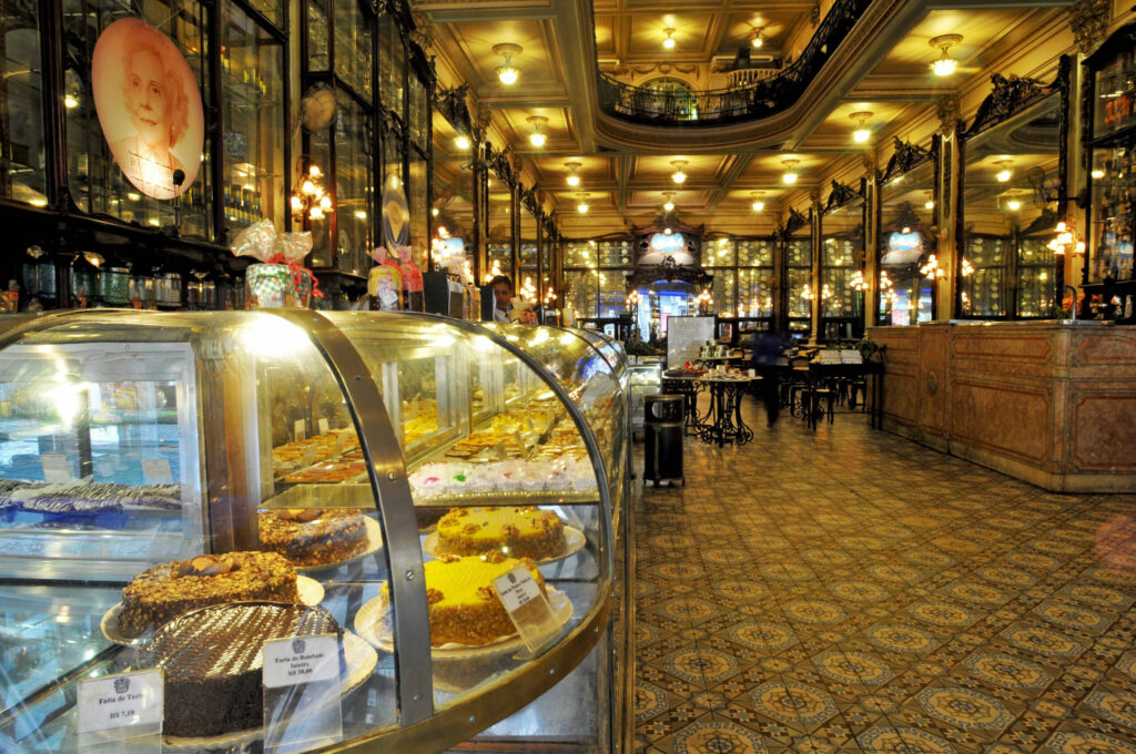 A Confeitaria Colombo é uma das confeitarias mais tradicionais e icônicas do Rio de Janeiro, fundada em 1894. Localizada no coração do centro da cidade, a Colombo é conhecida por sua arquitetura elegante em estilo art nouveau, com espelhos belgas, vitrais franceses e mobiliário em jacarandá.