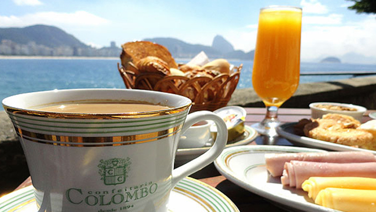 A Confeitaria Colombo é uma das confeitarias mais tradicionais e icônicas do Rio de Janeiro, fundada em 1894. Localizada no coração do centro da cidade, a Colombo é conhecida por sua arquitetura elegante em estilo art nouveau, com espelhos belgas, vitrais franceses e mobiliário em jacarandá.