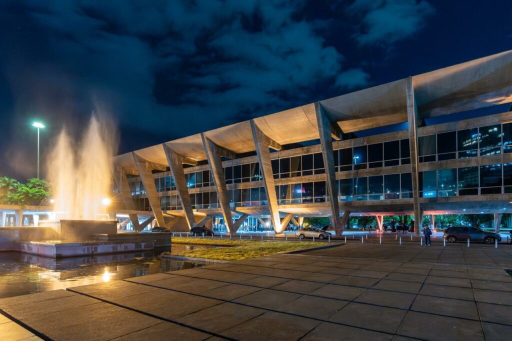 O Museu de Arte Moderna do Rio de Janeiro (MAM) é uma das instituições culturais mais importantes da cidade e do Brasil. Localizado no Parque do Flamengo, o MAM foi fundado em 1948 e é conhecido por sua arquitetura modernista.