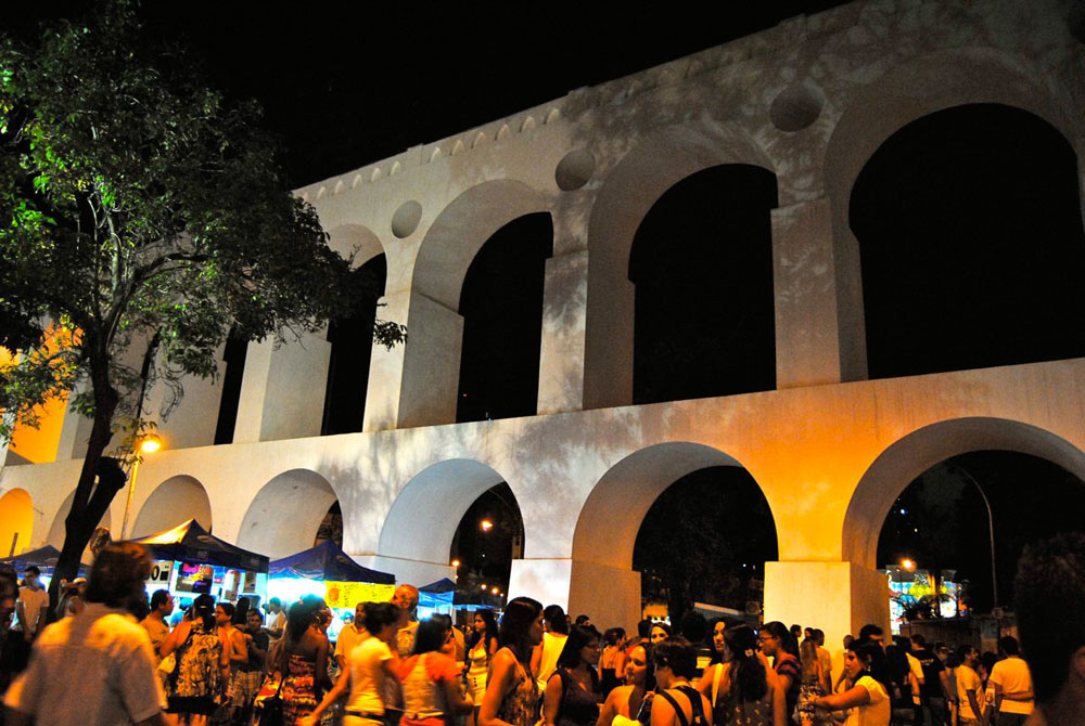 A Lapa é um dos bairros mais vibrantes e culturais do Rio de Janeiro, conhecida por sua vida noturna agitada e pela rica história.