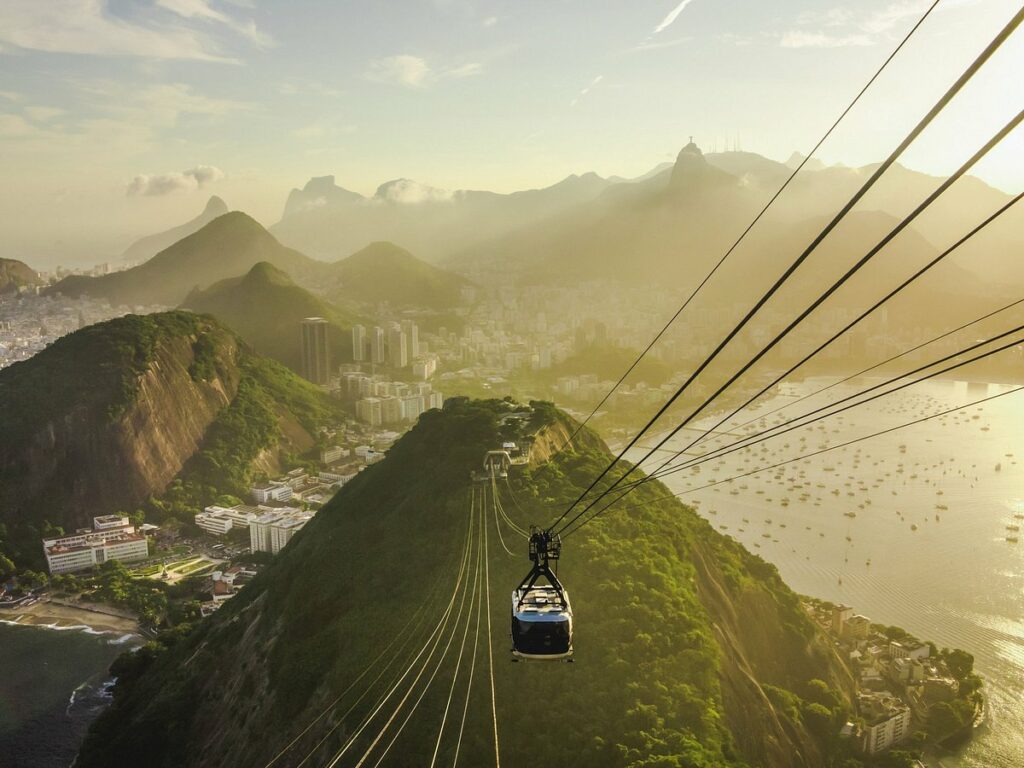 Com uma altura de 396 metros, o Pão de Açúcar oferece vistas panorâmicas deslumbrantes da cidade, incluindo praias, montanhas e a famosa estátua do Cristo Redentor.