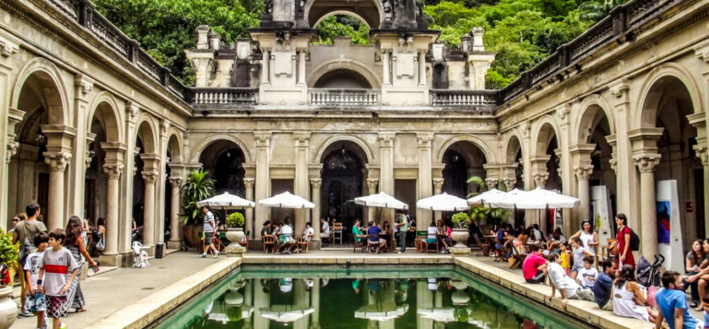 Parque Lage é um local popular para piqueniques, caminhadas e eventos culturais.