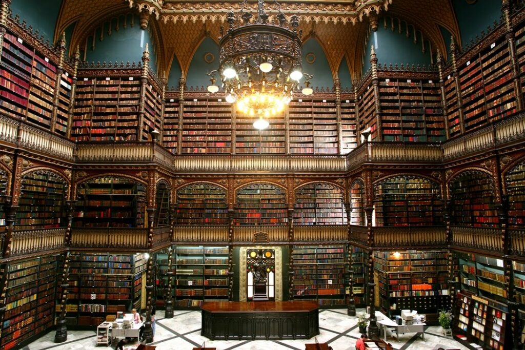 O Real Gabinete Português de Leitura é uma das mais belas e impressionantes bibliotecas do mundo, localizada no centro do Rio de Janeiro. Fundado em 1837 por um grupo de imigrantes portugueses, o Gabinete foi inaugurado em 1887 e possui uma das mais valiosas coleções de literatura portuguesa fora de Portugal.