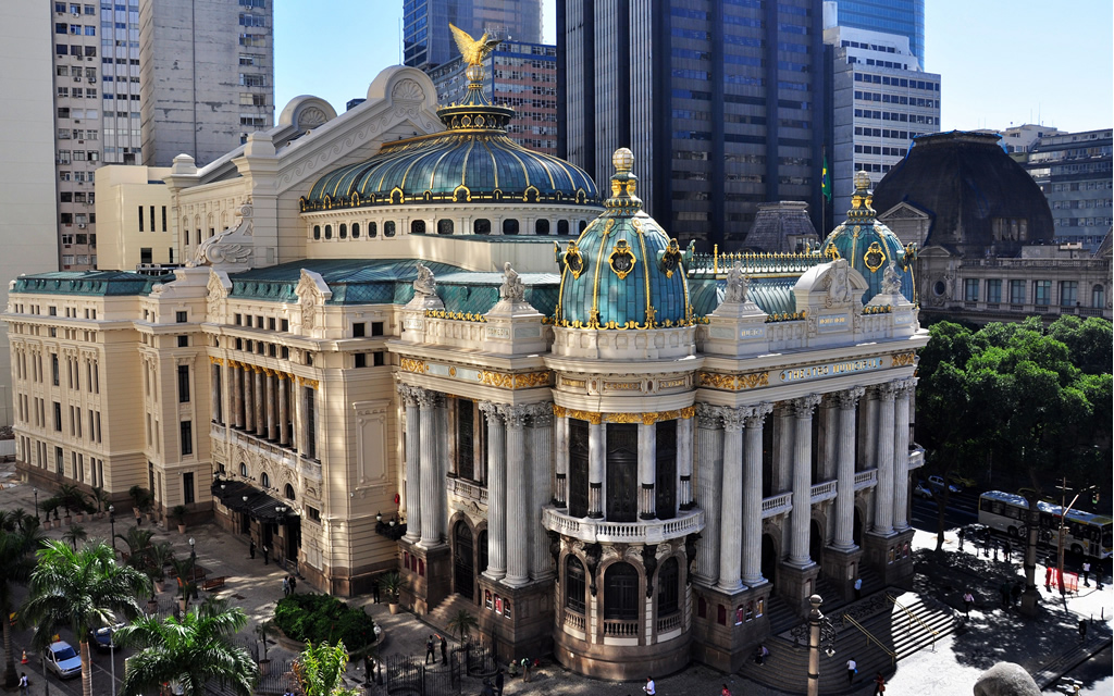 O Centro Histórico do Rio de Janeiro é uma área rica em história e cultura, repleta de marcos arquitetônicos que contam a história da cidade desde o período colonial até os dias atuais.