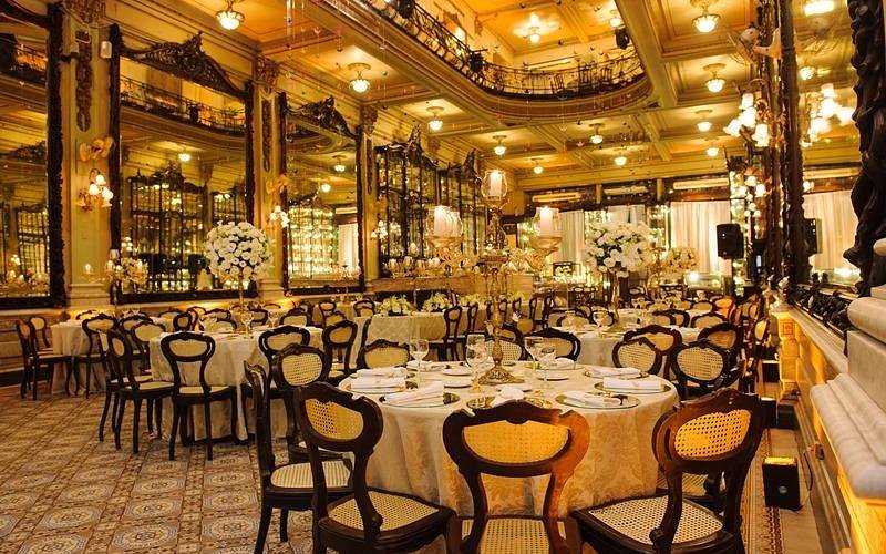 A Confeitaria Colombo é uma das confeitarias mais tradicionais e icônicas do Rio de Janeiro, fundada em 1894. Localizada no coração do centro da cidade, a Colombo é conhecida por sua arquitetura elegante em estilo art nouveau, com espelhos belgas, vitrais franceses e mobiliário em jacarandá.