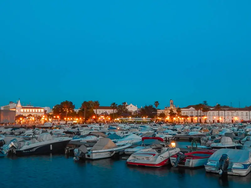 Faro à noite Faro à noite