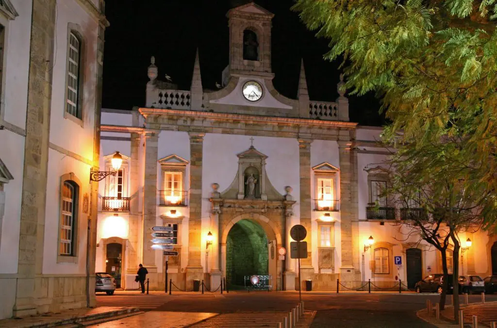 Faro à noite Faro à noite