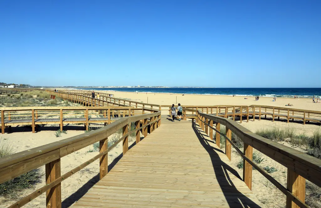 Passadiço que liga a Marina de Lagos à Meia Praia Passadiço que liga a Marina de Lagos à Meia Praia