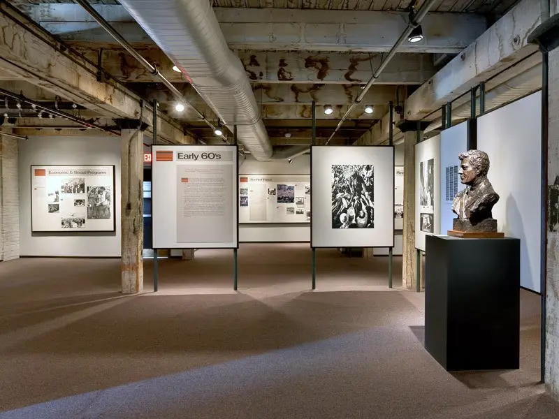Interior do The Sixth Floor Museum at Dealey Plaza em Dallas