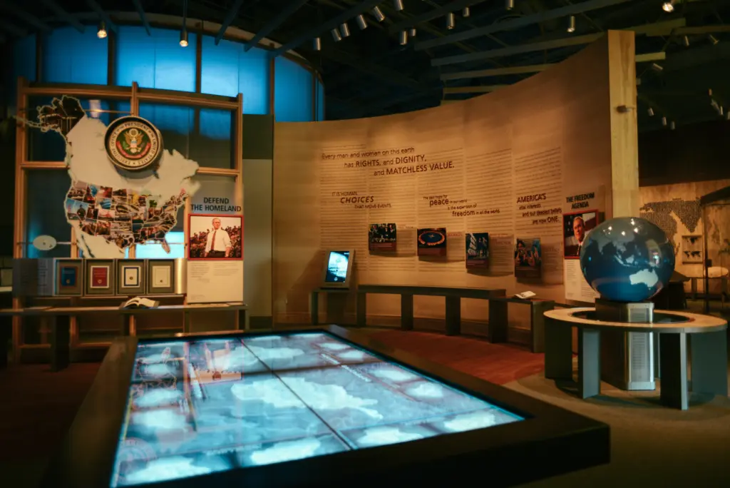 Interior do George W. Bush Presidential Library and Museum em Dallas